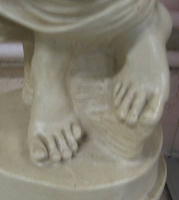 pieds statue