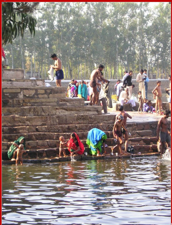 lac-sacre-khajuraho-bains